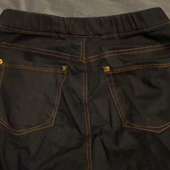 Jeans with zippered ankles… size M - Picture 4 of 7